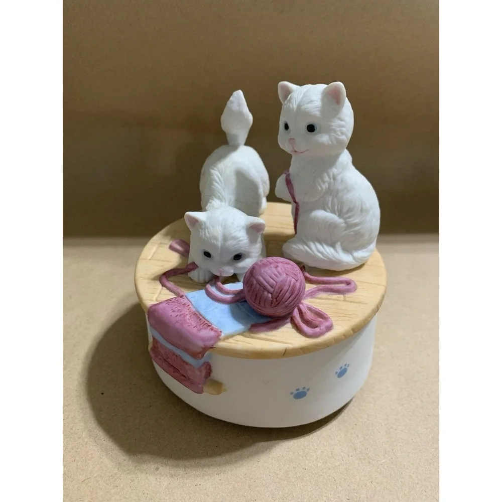 The San Francisco Music Box Company 1990 Cats Playing Yarn Musical Box WORKS
